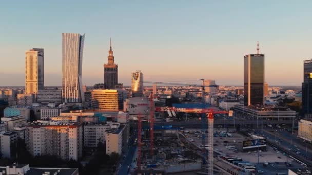 Varsói Városközpont Légi Felvételének Létrehozása Este Alkonyatkor Lengyelországban — Stock videók