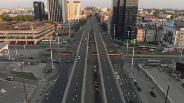 Varşova, Polonya, 1 Haziran 2018: Büyük şehir caddelerindeki yoğun trafiğin hava görüntüsü, kavşak
