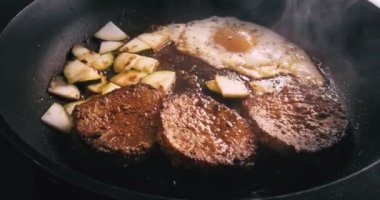 Lezzetli et biftekleri, sebzeler ve tavada pişirilmiş yumurta. Ev yemeği konsepti.
