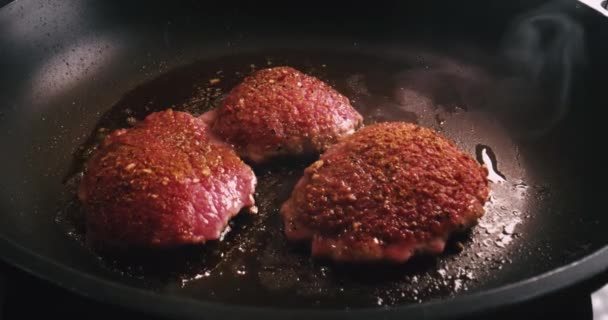 生牛肉牛排放在锅里炸 用锅中调料烹调多汁的肉牛排 用相机摇动静弹 — 图库视频影像