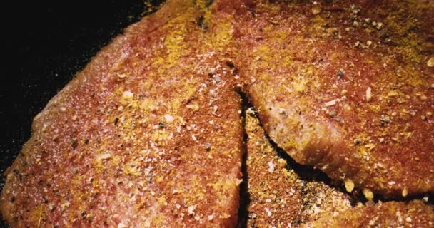 Ochucené Kousky Masa Připravené Grilování Marinované Kořeněné Hovězí Steaky Zavřít — Stock video