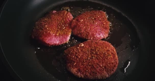 Rauwe Biefstuk Gebakken Een Pan Sappige Vlees Steak Koken Met — Stockvideo