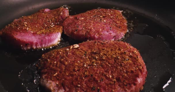 家庭料理 鍋に牛フィレ 肉は台所のグリルでロースト — ストック動画