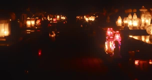 Cmentarne Lampiony Świec Grobowych Alejce Oświetlony Nocą Dzień Wszystkich Świętych — Wideo stockowe