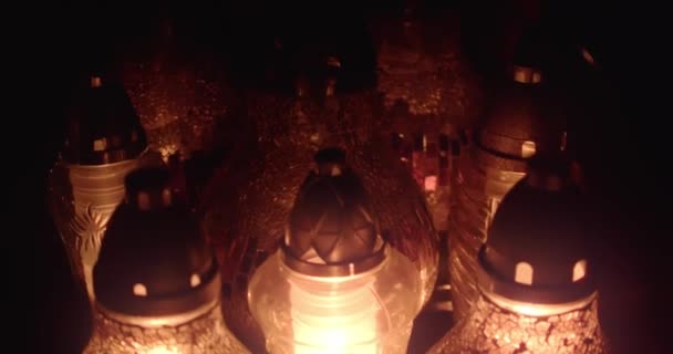 Mezarlıktaki Mum Fenerleri Gece Aydınlatılıyor Azizler Günü Tüm Ruhlar Bayramı — Stok video