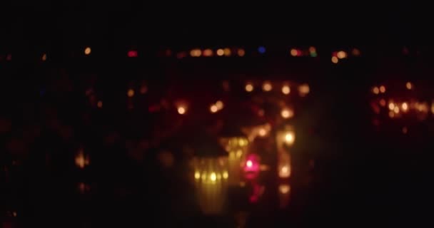 墓碑前的蜡烛点亮了夜晚的灯火 圣徒节 所有灵魂的节日 纪念一切忠心的离别者和死之日 专注于前景 — 图库视频影像