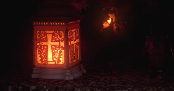 Cmentarz Grób Ozdobny Lampa Świeca Oświetlony Nocy Dzień Wszystkich Świętych — Wideo stockowe