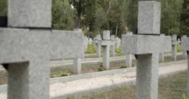 Mezar taşı haçı yakın. Varşova 'daki bir askeri mezarlıkta beyaz mermer mezar taşı. Ölüm ve ölüm kavramı.