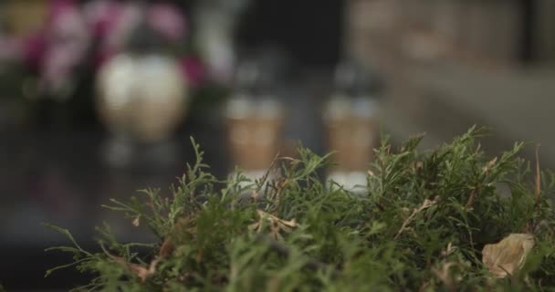 Begraafplaats Uitzicht Grafsteen Met Kaarsen Bloemen Focus Defocus Donker Zwart — Stockvideo