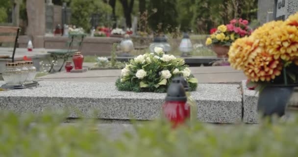 Cementerio Vista Lápida Con Velas Flores Lápida Mármol Gris Cementerio — Vídeo de stock