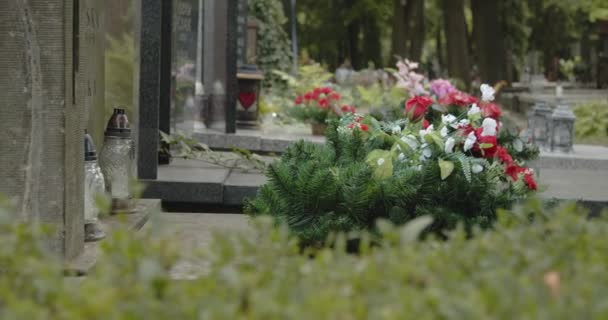 Θέα Στον Τάφο Κεριά Και Λουλούδια Γκρι Μαρμάρινη Ταφόπλακα Νεκροταφείο — Αρχείο Βίντεο