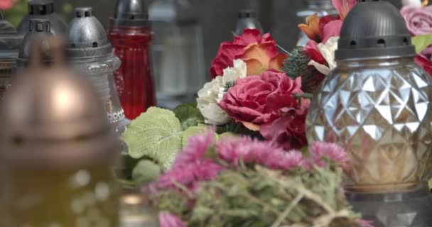 Velas Flores Del Cementerio Una Lápida Cementerio Varsovia Concepto Muerte — Vídeo de stock
