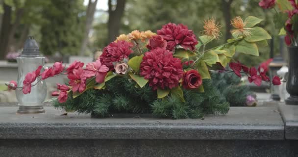 Begraafplaats Grafsteen Uitzicht Met Kaarsen Bloemen Grijze Marmeren Grafsteen Een — Stockvideo