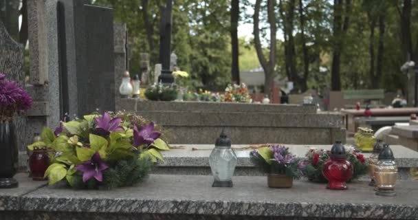 Widok Cmentarz Nagrobek Świecami Kwiatami Szary Marmurowy Nagrobek Cmentarzu Warszawie — Wideo stockowe