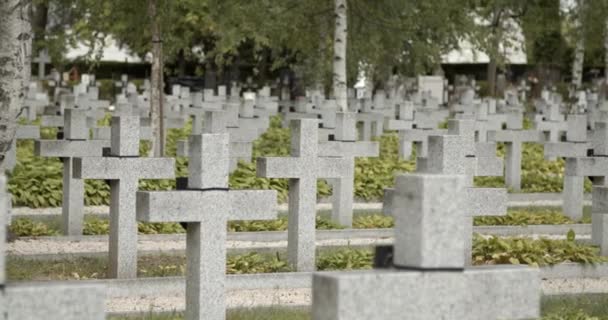 Vista Lápida Del Cementerio Lápida Mármol Blanco Cementerio Militar Varsovia — Vídeos de Stock