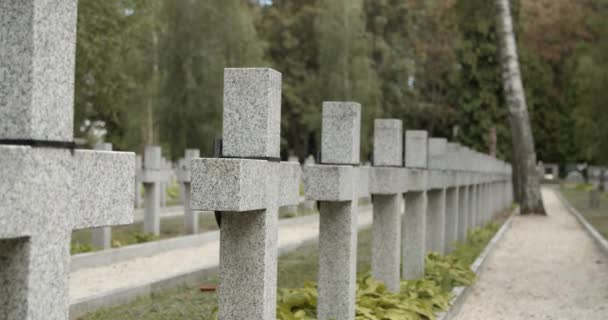 墓地の墓石は 焦点と焦点を合わせて閉じます ワルシャワの軍事墓地にある白い大理石の墓石 死と死の概念 — ストック動画