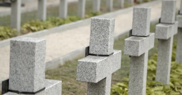 Cemitério Lápide Cruzar Perto Lápide Mármore Branco Cemitério Militar Varsóvia — Vídeo de Stock