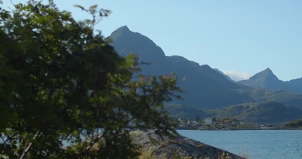 Rivelare Colpo Paesaggio Nordico Con Piccolo Villaggio Nad Lago Blu — Video Stock