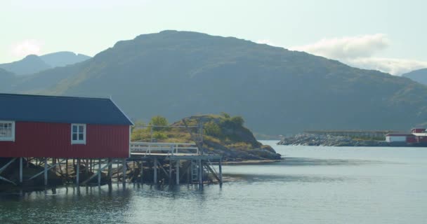 Czerwone Domki Rybackie Rorbu Lofoten Norwegia Spokojne Jezioro Małymi Splotami — Wideo stockowe
