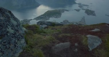 Reinebringen dağından yürüyen atış, Lofoten. Fjords ve Reine kasabalarıyla güzel İskandinav manzarası.