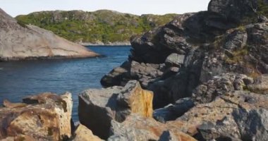 Lofoten, İskandinav manzarasının zamanlaması. Mavi gökyüzü ile yaz ve kayalarla sakin göl.