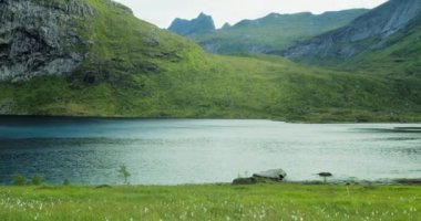 Göl ve dağların manzarası bulutlu bir günde manzaralı. Lofoten Adaları, Norveç fiyortlarının güzel doğası..