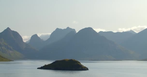 Lofoten Reine Panoráma Skandináv Fjordokról Kék Tóról Nyár Kék Égbolttal — Stock videók