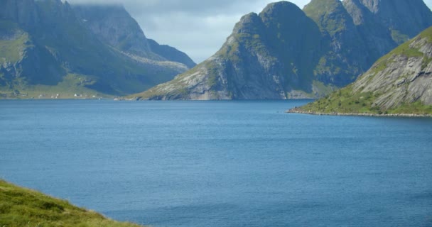Lofoten Reine Statisk Bild Nordiska Fjordar Och Den Blå Sjön — Stockvideo
