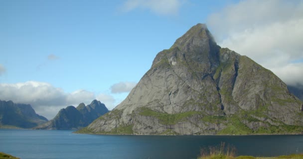 Lofoten Reine Statisk Bild Stora Berg Och Den Blå Sjön — Stockvideo