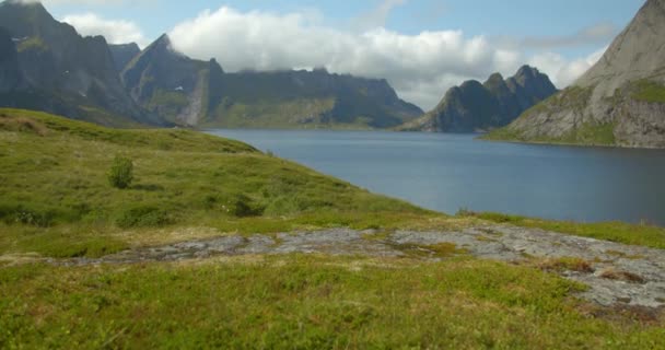Lofoten Reine Tilt Shot Dei Fiordi Nordici Del Lago Blu — Video Stock