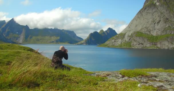 Fotografo Sta Fotografando Fiordi Nordici Lago Blu Lofoten Reine Estate — Video Stock