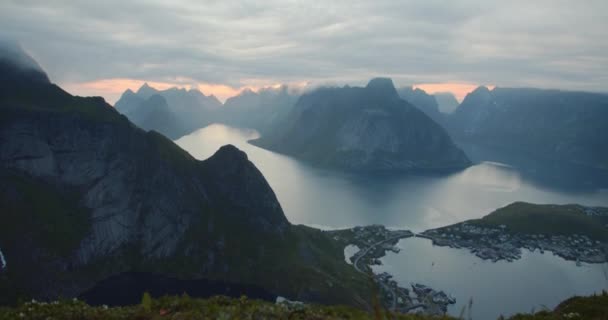 Reinebringen Dağından Eğik Atış Lofoten Gece Yarısı Güneşi Altında Fiyortlar — Stok video