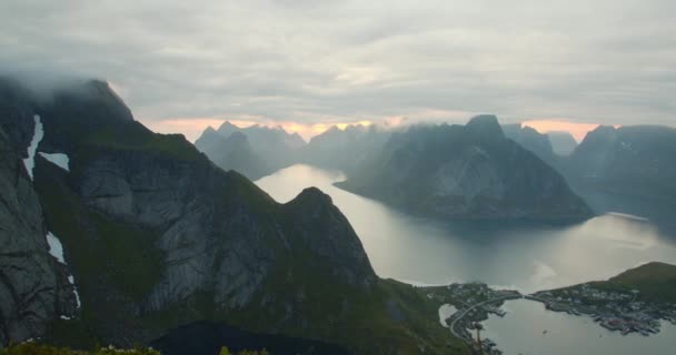Panoramatický Záběr Reinebringen Mountain Lofoten Krásná Severská Krajina Fjordy Reine — Stock video