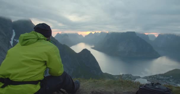 Hombre Viajero Sentado Una Colina Hermoso Fiordo Noruego Reinebringen Cerca — Vídeos de Stock