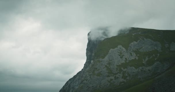 山の雲に覆われた劇的な気分 美しいノルウェー諸島 ロフテン島 クヴァルビカビーチ 曇りの日の静的ショット — ストック動画