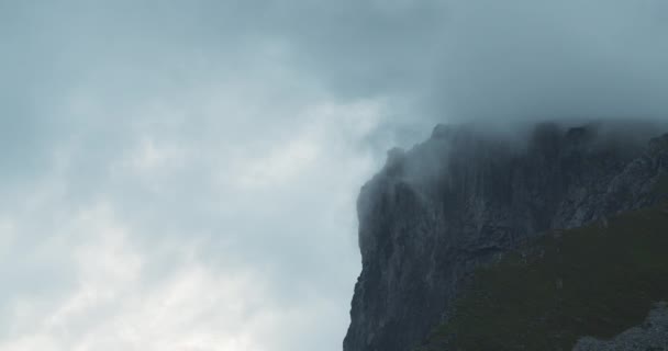 Estado Ánimo Dramático Montaña Cubierto Una Nube Hermoso Archipiélago Noruega — Vídeo de stock