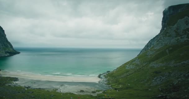 ロフトテン島のKvalvikaビーチの景色 曇り空の緑の丘の上からのパノラマビュー — ストック動画