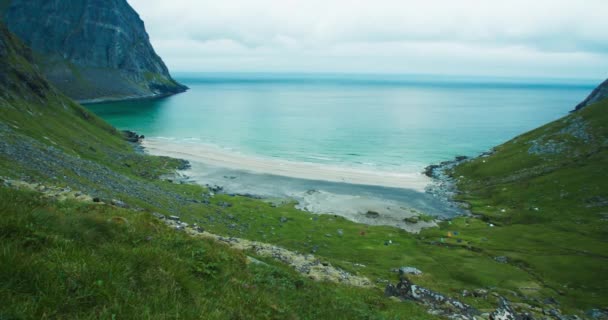 ロフトテン島のKvalvikaビーチの景色 曇り空の緑の丘の上からの静的な眺め — ストック動画