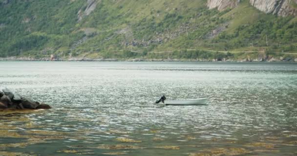 White Motorboot Afgemeerd Het Meer Een Prachtige Noorse Fjorden Landschap — Stockvideo