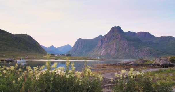 See Und Berge Landschaft Malerische Aussicht Rosa Dämmerung Vordergrund Langes — Stockvideo