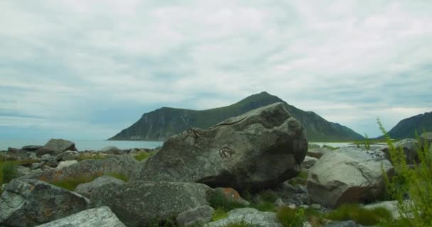Jezioro Góry Krajobraz Malowniczy Widok Dzień Zachmurzenia Kamienie Trawa Pierwszym — Wideo stockowe