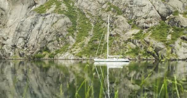Güzel Norveç Fiyortları Manzaralı Gölde Demirlemiş Beyaz Lüks Bir Yat — Stok video