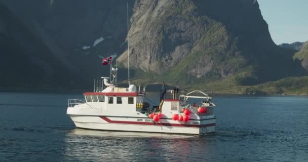 Een Kleine Witte Boot Het Meer Begint Bewegen Noorse Vlag — Stockvideo