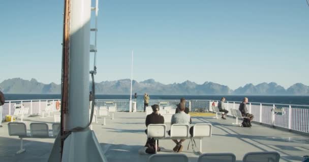 Achterzijde Van Het Cruiseschip Zee Mensen Die Banken Zitten Genieten — Stockvideo