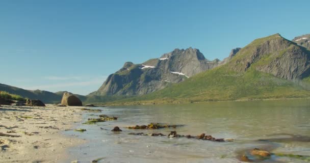 Sjön Och Bergen Landskap Vacker Utsikt Solig Dag Sandkusten Förgrunden — Stockvideo
