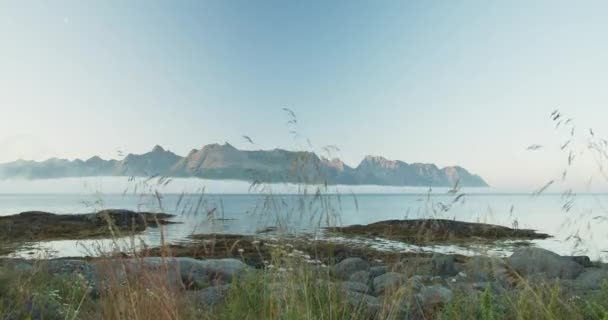 Bergslandskap Naturskön Utsikt Med Långsamt Rörliga Låga Moln Lofoten Öarna — Stockvideo