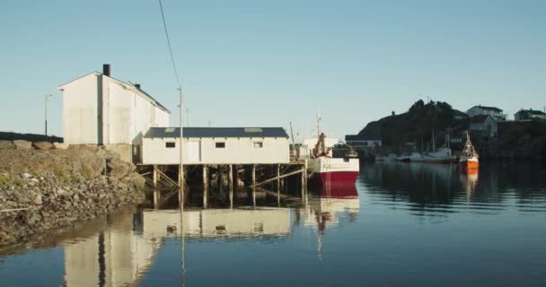 Рыбацкая Хижина Озера Окруженная Скалистой Местностью Норвежских Фьордов Ранним Утром — стоковое видео