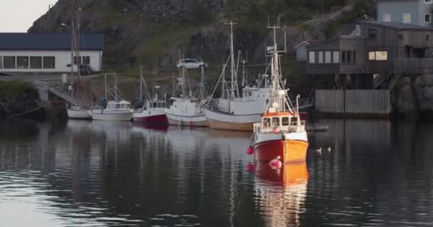 Weiße Und Orangefarbene Fischerboote Die Küstennähe Festmachen Viele Andere Boote — Stockvideo