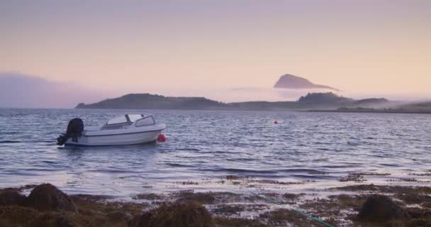 Norveç Güzel Fiyortlarının Olduğu Gölde Demirlemiş Beyaz Bir Motorlu Tekne — Stok video