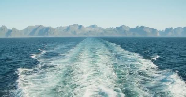 Obudź Splot Ogona Dużym Statkiem Wycieczkowym Morzu Piękne Góry Tle — Wideo stockowe